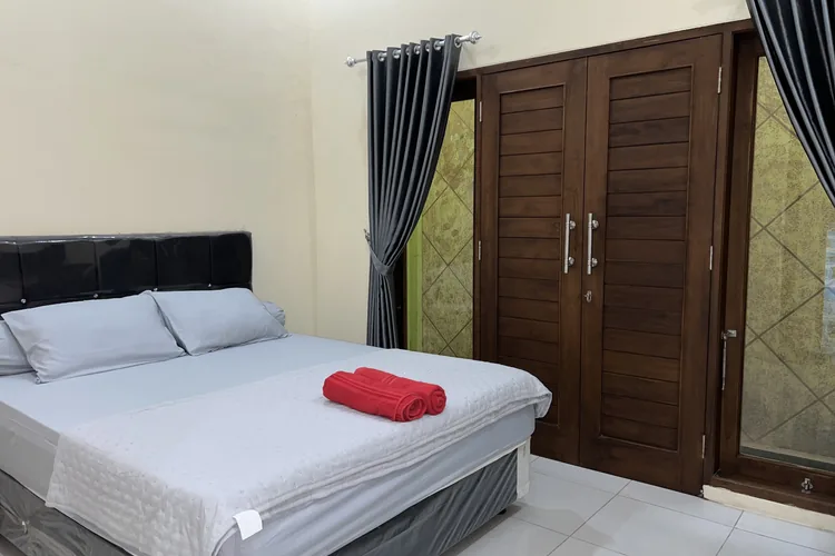 Kamar Tidur Utama Deluxe Queen Bed Guest House Kami Kita Jogja