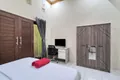 Fasilitas Meja Kerja Laptop dan Lemari Pakaian di Kamar Guest House Kami Kita