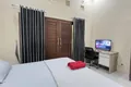 Fasilitas Smart TV Layar Datar di Kamar Tidur Guest House Kami Kita