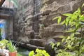 Area Santai Kolam Ikan dan Air Terjun Dinding Batu Asri Guest House Kami Kita